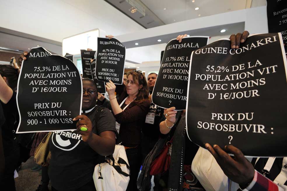 Pacientes con hepatitis C protestan en Francia por el alto costo del medicamento. / AFP