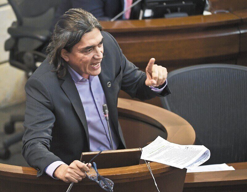 Por trino sobre Paola Holguín, citan a conciliación a senadores Bolívar y Sanguino