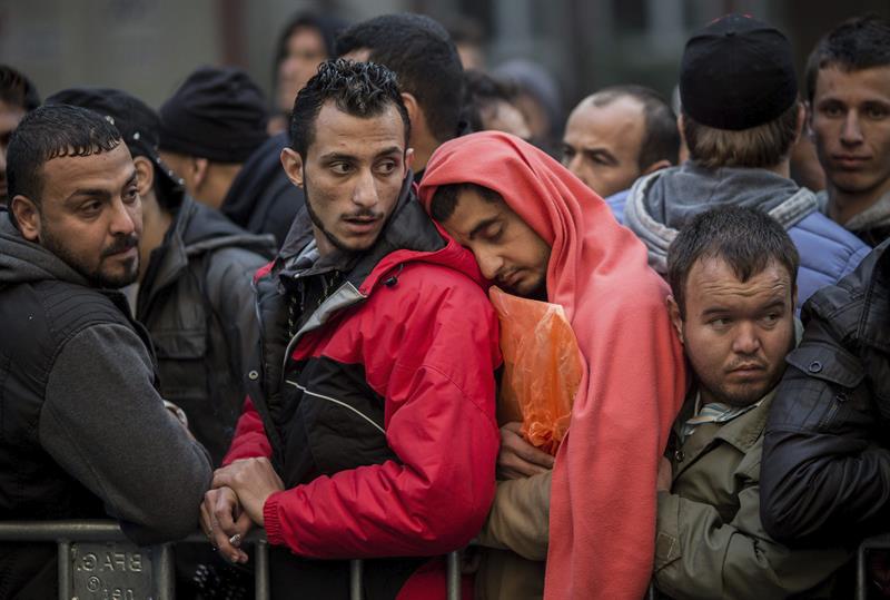 Merkel niega que Alemania esté desbordada por la avalancha de refugiados