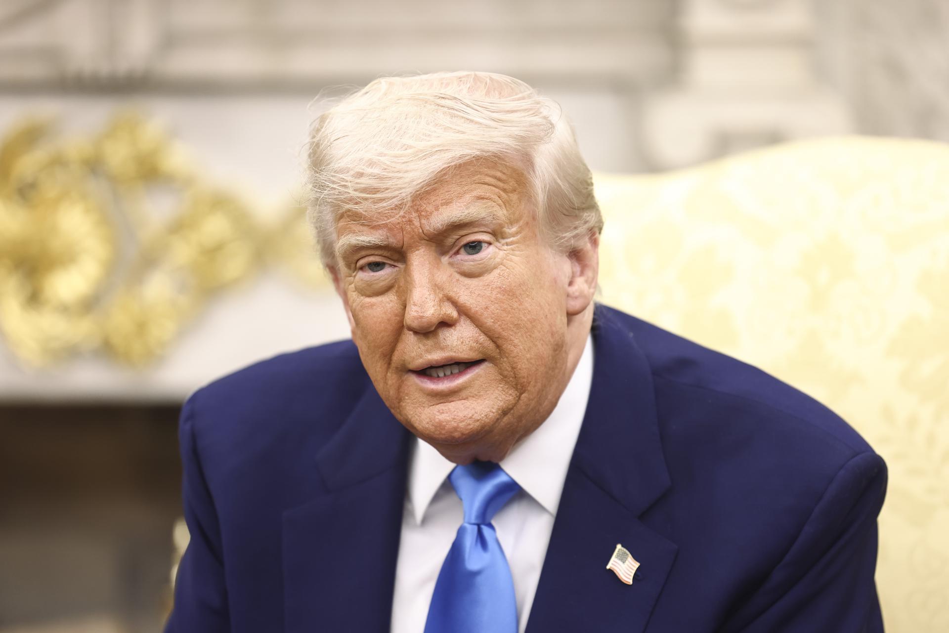 WASHINGTON (United States), 21/05/2025.- US President Donald Trump speaks while meeting with South Africa’s President Cyril Ramaphosa in the Oval Office of the White House in Washington, DC, USA, 21 May 2025. Ramaphosa’s visit comes one week after Trump claimed there is an on-going genocide in South Africa and granted refugee status to 59 Afrikaners. (Sudáfrica) EFE/EPA/JIM LO SCALZO