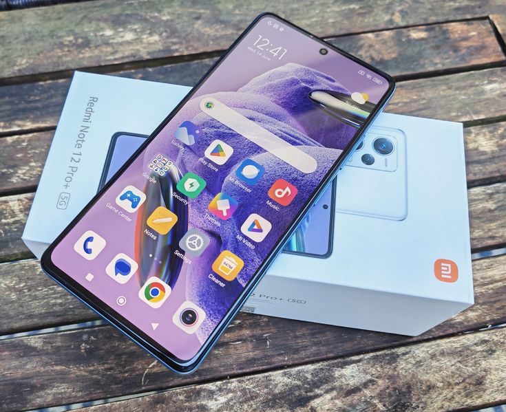 El Xiaomi Redmi Note 12 Pro Plus con su cámara frontal de 16MP, que utiliza un filtro Quad-Bayer para capturar selfies detalladas con colores vivos y alto contraste.