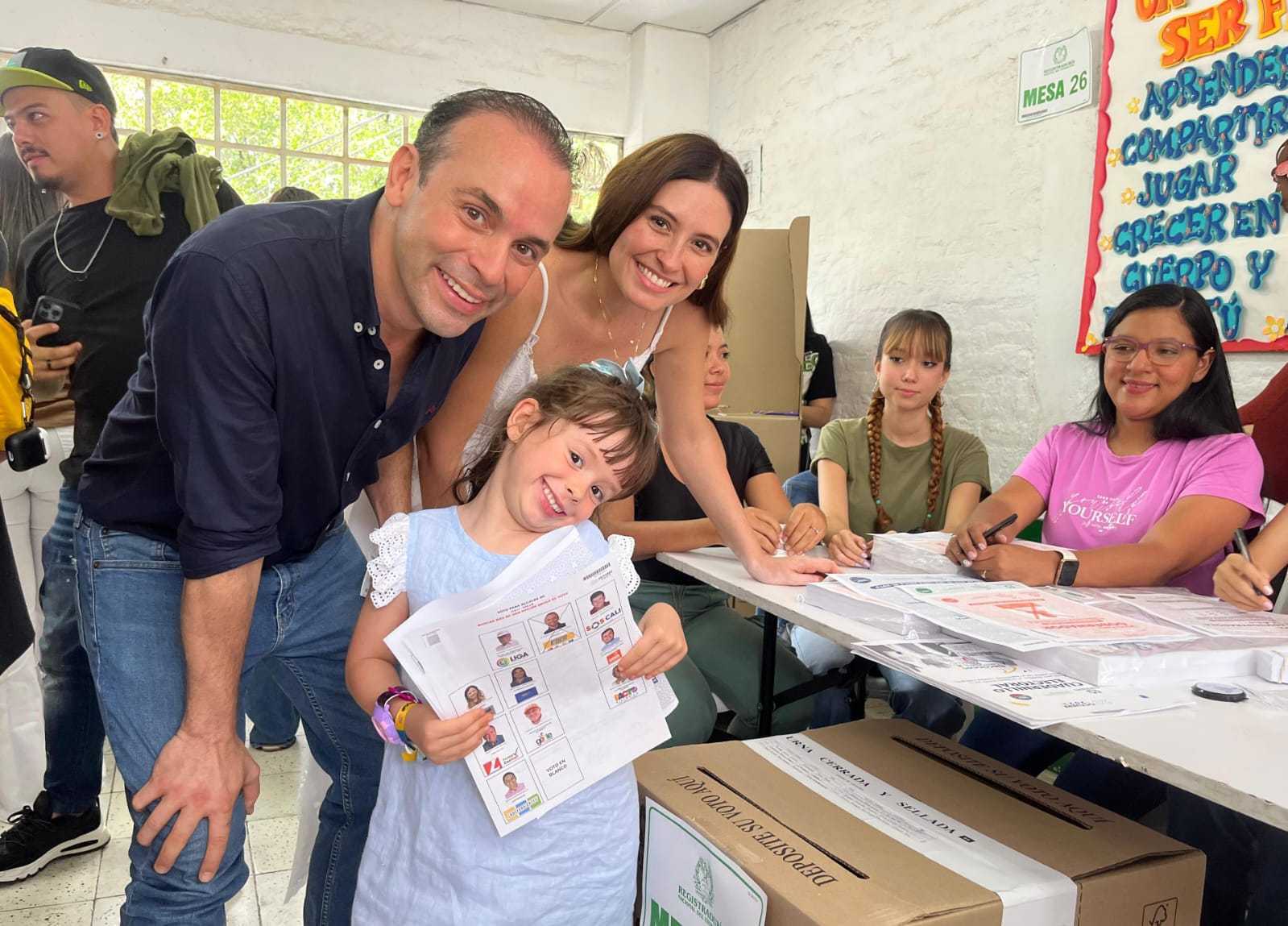 Candidatos a la Alcaldía de Cali ejercen su voto.