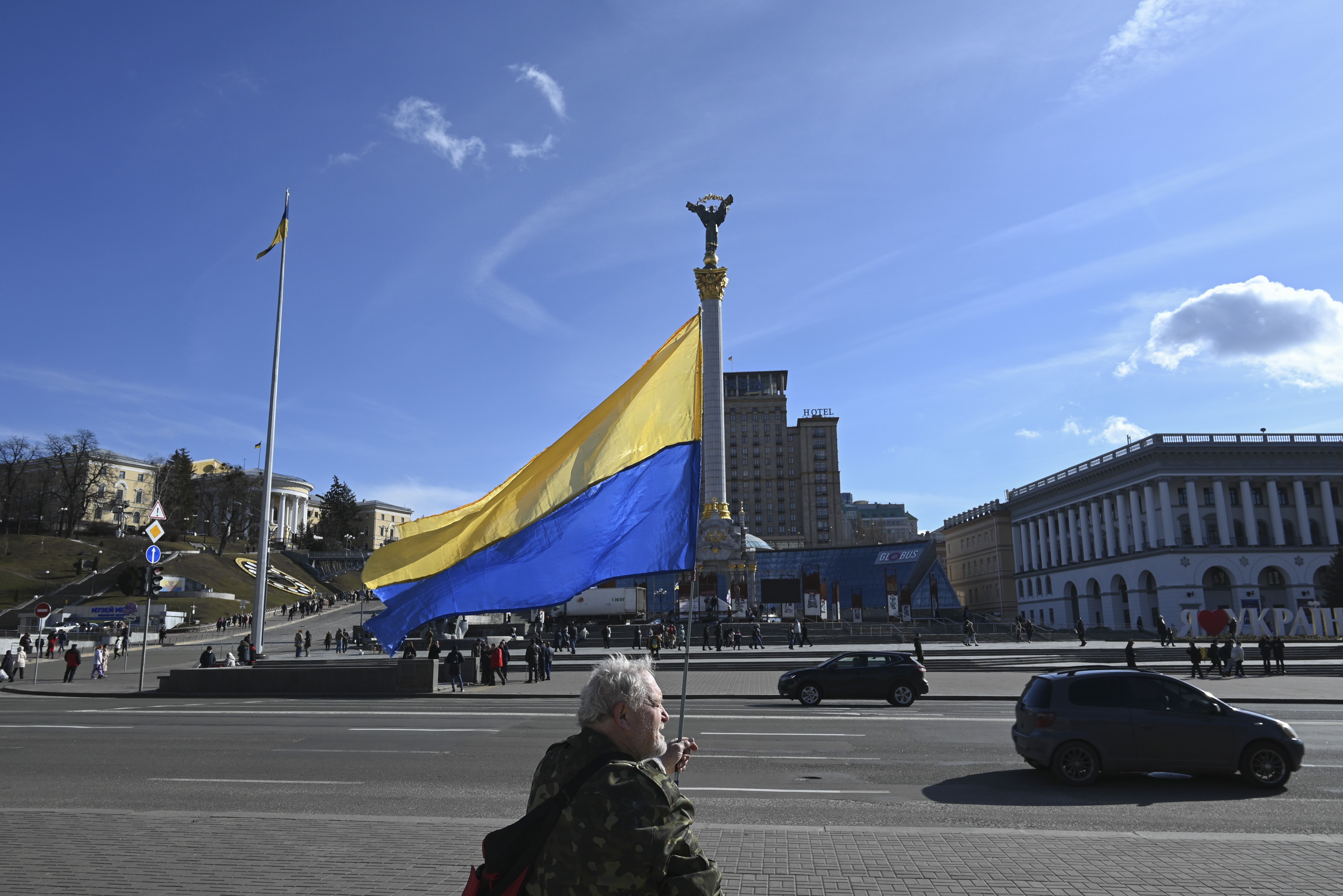 KIEV (UCRANIA), 19/02/2023.- Plaza de la Independencia (Maidán) de Kiev. El presidente ruso, Vladímir Putin, y el mandatario ucraniano, Volodímir Zelenski, son las dos caras de la misma moneda. Son líderes absolutamente opuestos, pero comparten destino. Del desenlace de la contienda depende su futuro y el de sus países. EFE/ Ignacio Ortega
