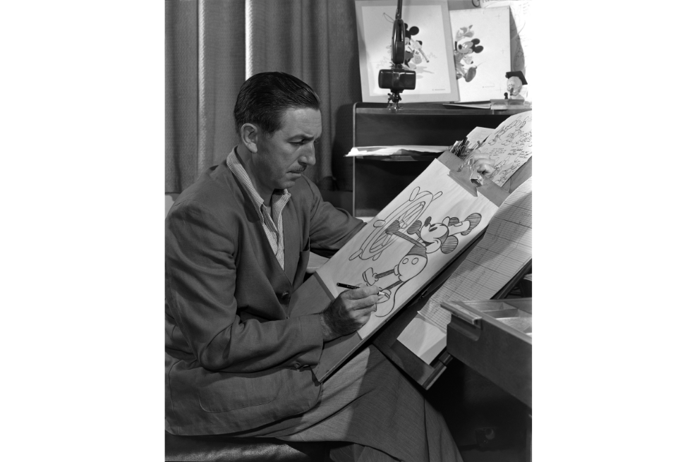 Walt Disney posa con un boceto del ratón insignia de su empresa, Mickey Mouse, en esta fotografía publicitaria de estudio (1947).