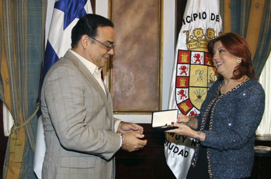 Gilberto Santa Rosa recibe las llaves de Ciudad de Panamá