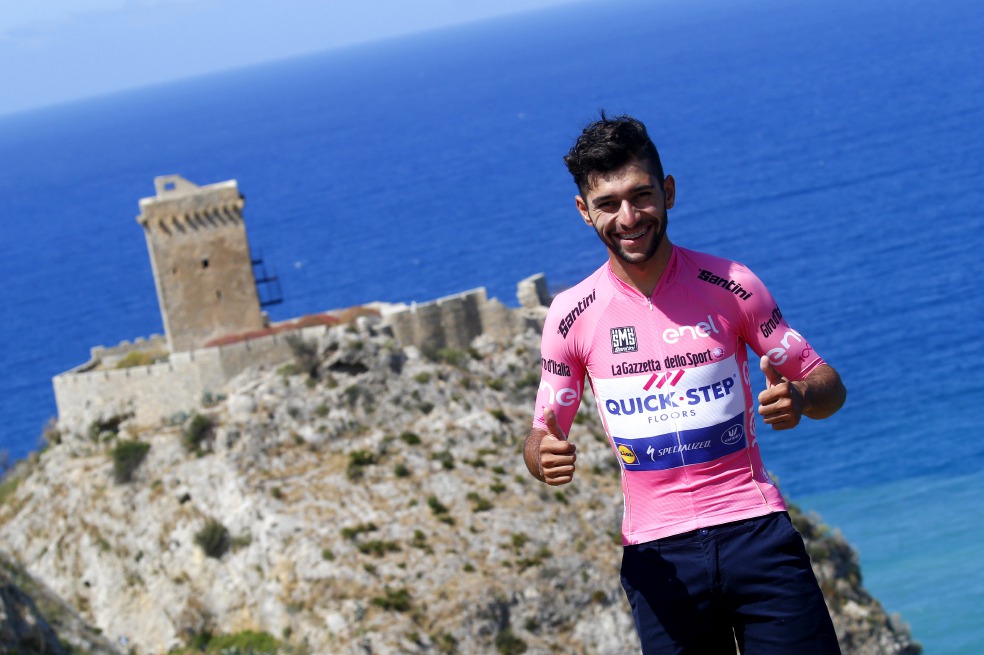 Fernando Gaviria con la maglia rosa, después de su triunfo en 2017.