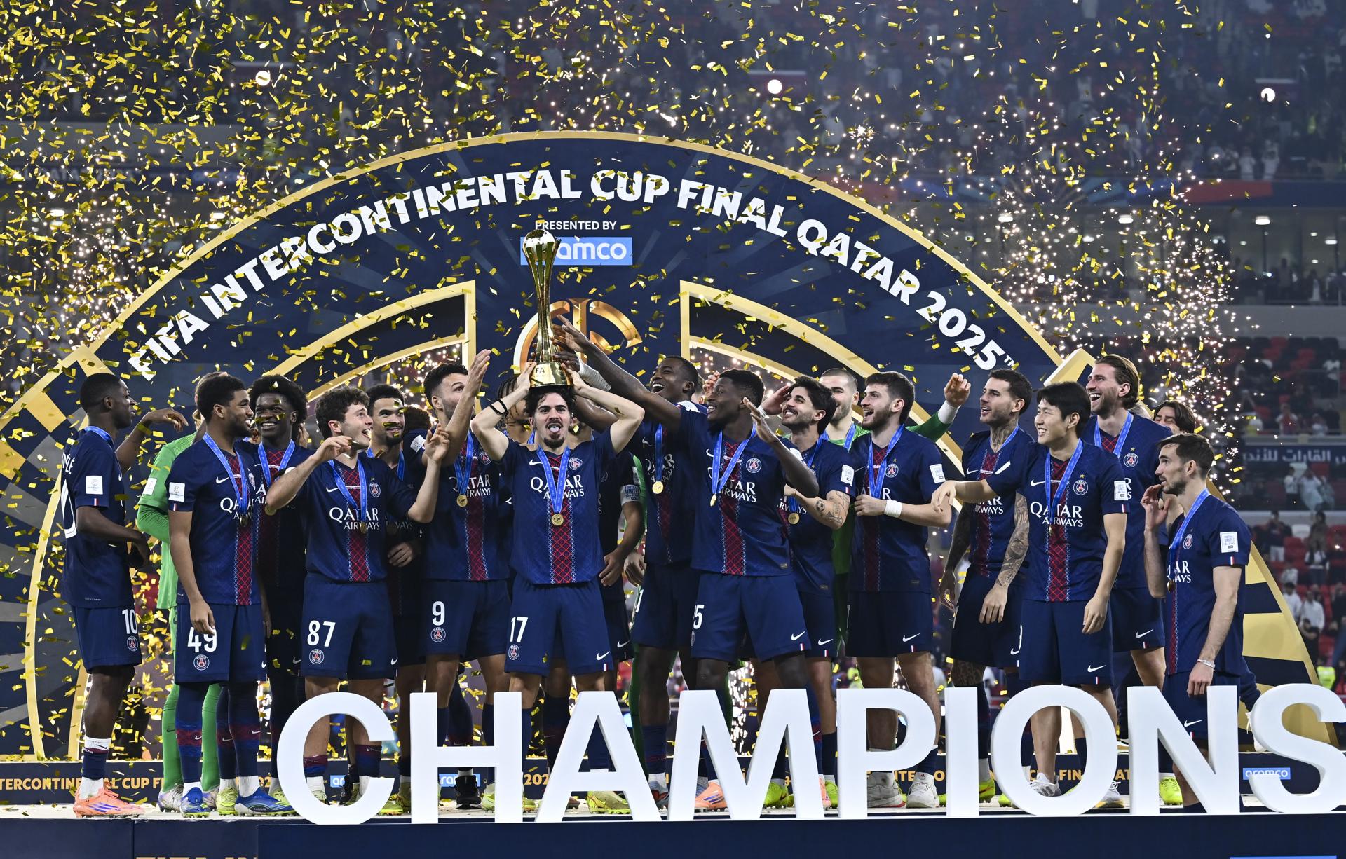AL-RAYYAN (Qatar), 17/12/2025.- Players of Paris Saint-Germain celebrate with the trophy after winning the FIFA Intercontinental Cup 2025 match between Paris Saint-Germain and CR Flamengo at Ahmad Bin Ali Stadium in Al-Rayyan, Qatar, 17 December 2025. (Catar) EFE/EPA/NOUSHAD THEKKAYIL