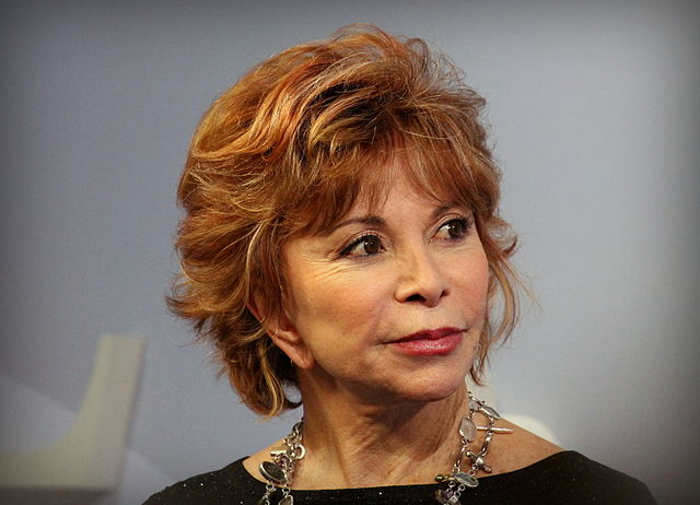 Isabel Allende califica de “vergonzosa” la censura de libros en escuelas de Florida