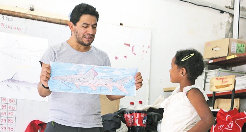 Javier Maldonado estuvo en el Magdalena Medio para concientizar a los niños sobre la conservación del bagre rayado. / gymnopez.wixsite