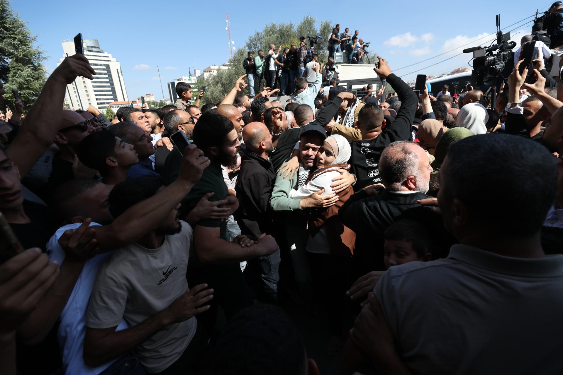 Ramallah (-), 13/10/2025.- People greet freed Palestinian prisoners as they arrive after being released from an Israeli jail as part of the Israel-Hamas release deal, in the West Bank city of Ramallah, 13 October 2025. As part of the ceasefire agreement between Israel and Hamas, some 20 Israeli captives and around 2,000 Palestinian prisoners are scheduled to be released on 13 October. (Ramala) EFE/EPA/ALAA BADARNEH
