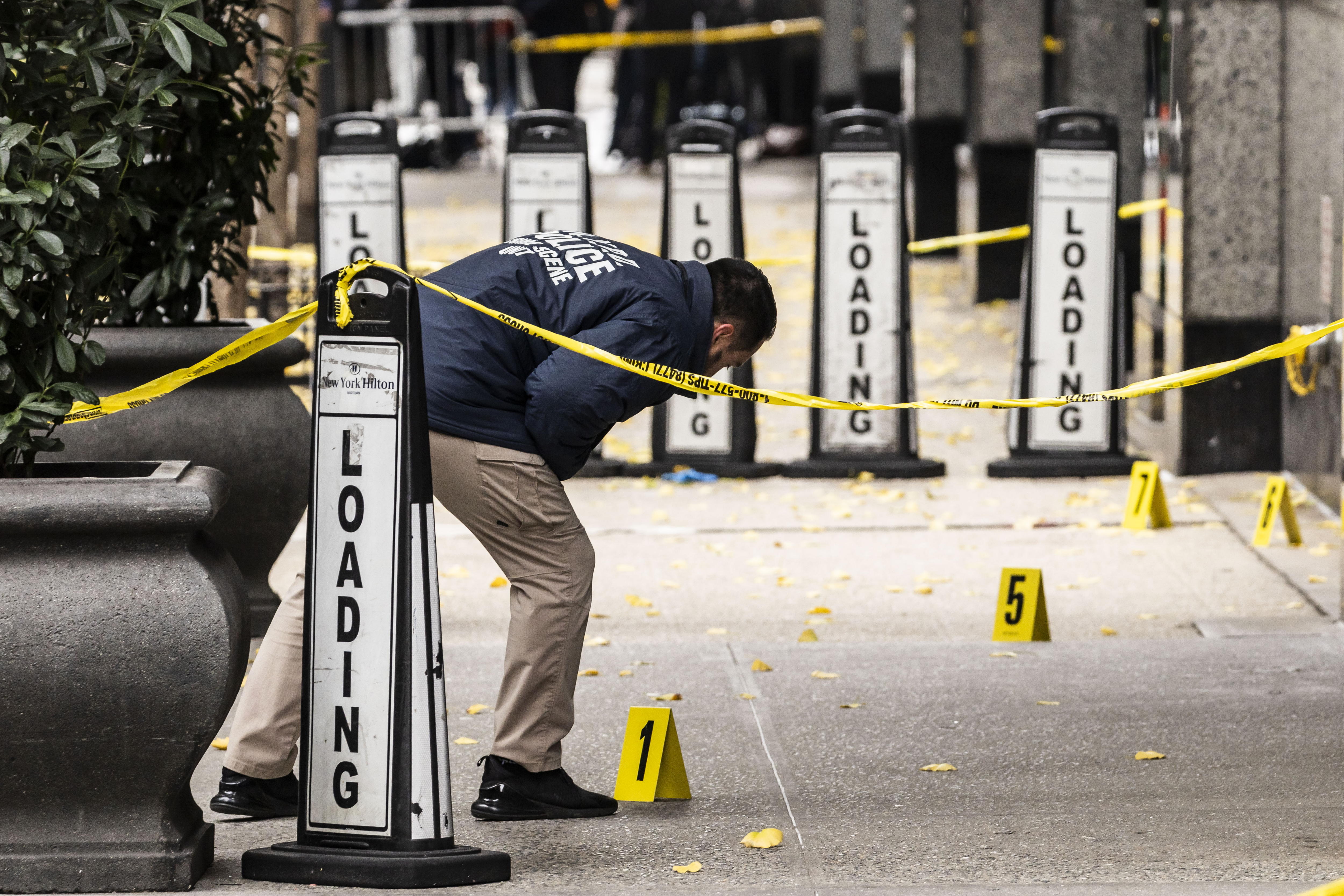New York (United States), 04/12/2024.- A member of the New York City police department's Crime Scene Unit at the scene where UnitedHealthcare'Äôs CEO Brian Thompson was shot and killed in an apparent targeted attack as he was en-route to attend UnitedHealthcare's annual investor conference in New York, New York, USA, 04 December 2024. The masked gunman is still being sought following the early morning shooting in Manhattan after fleeing towards Central Park. (Nueva York) EFE/EPA/JUSTIN LANE