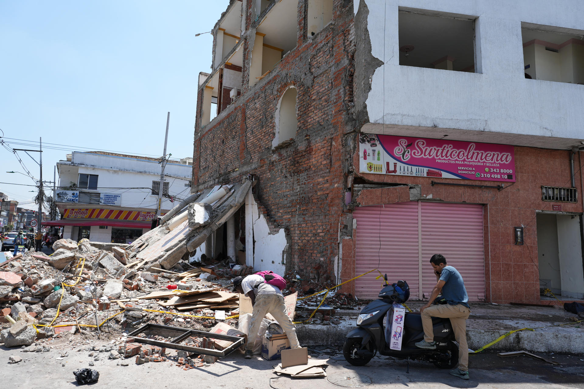 AME817. CALI (COLOMBIA), 20/08/2026.- Fotografía que muestra las ruinas de un local comercial este jueves, afectado por el sismo de 7.4 de magnitud que azotó a Colombia el pasado 10 de agosto, en Cali (Colombia). Diez días después del terremoto, Cali intenta recuperar el pulso. Los comercios comienzan a abrir, los restaurantes vuelven a recibir clientes y en las calles se asoma la rutina, aunque persisten el silencio, los edificios acordonados y el dolor de quienes perdieron sus seres queridos, viviendas y negocios. EFE/ Ernesto Guzmán

