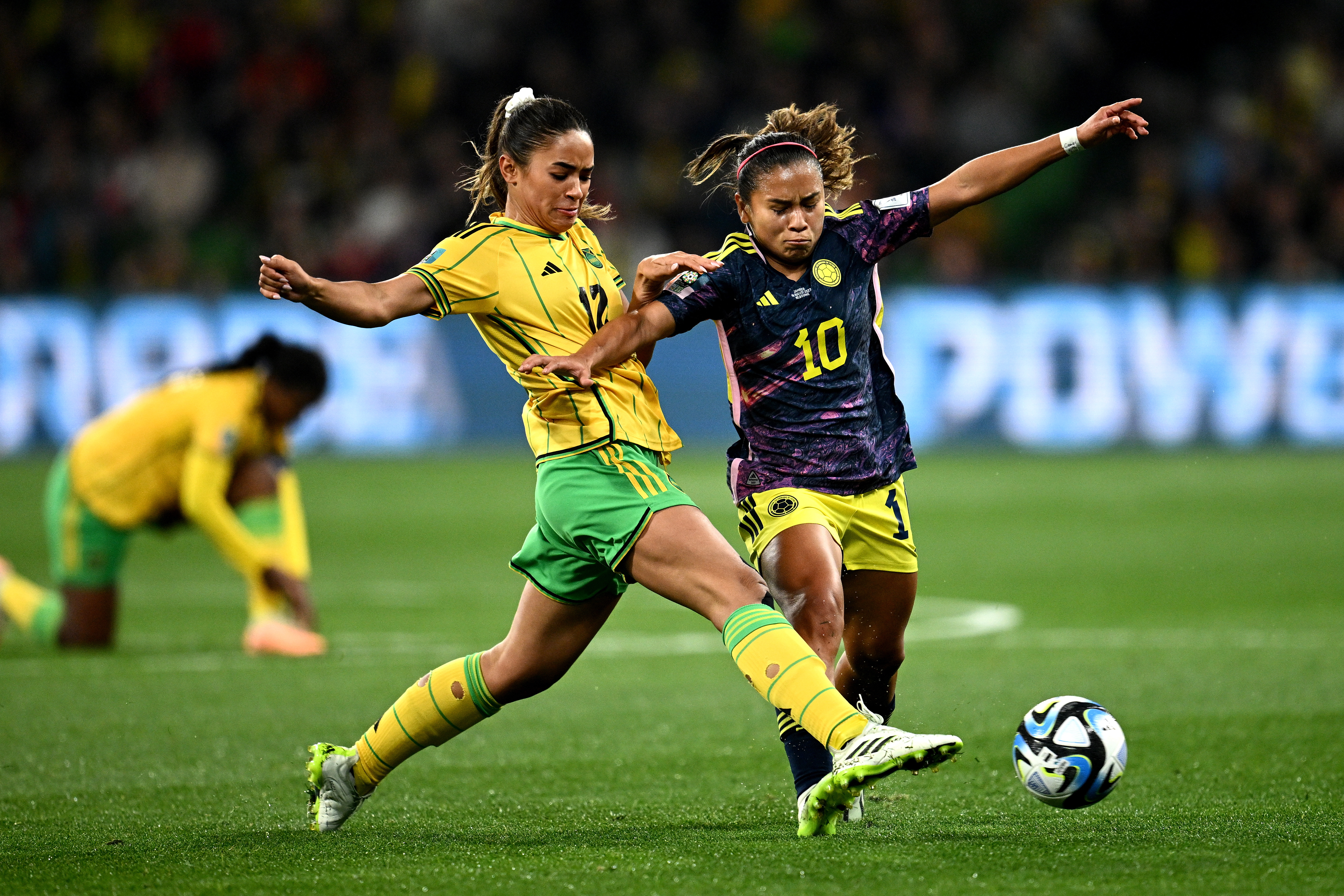 Melbourne (Australia), 08/08/2023.- Leicy Santos (R) of Colombia is tackled by Kaylssa Van Zanten of Jamaica during the FIFA Women's World Cup 2023 Round of 16 soccer match between Colombia and Jamaica at Melbourne'Äôs Rectangular Stadium in Melbourne, Australia, 08 August 2023. (Mundial de Fútbol) EFE/EPA/JOEL CARRETT EDITORIAL USE ONLY AUSTRALIA AND NEW ZEALAND OUT