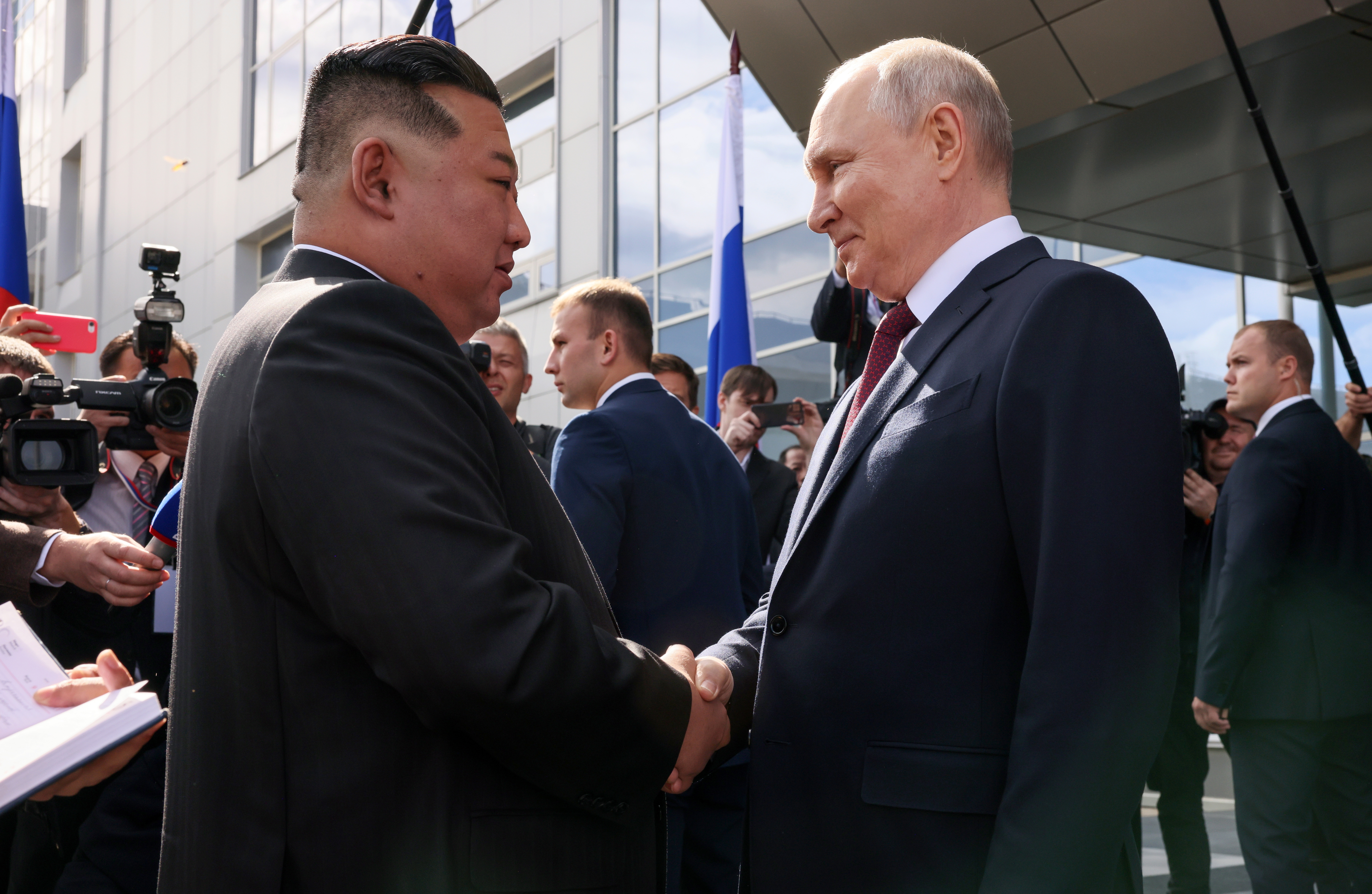 ¿Qué implica el acercamiento entre Putin y Kim Jong-un, enemigos de Occidente?