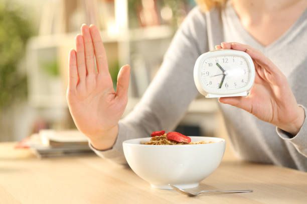 El ayuno intermitente es un método dietético que ha ganado popularidad en los últimos años. Aquí te enseñamos como funciona.