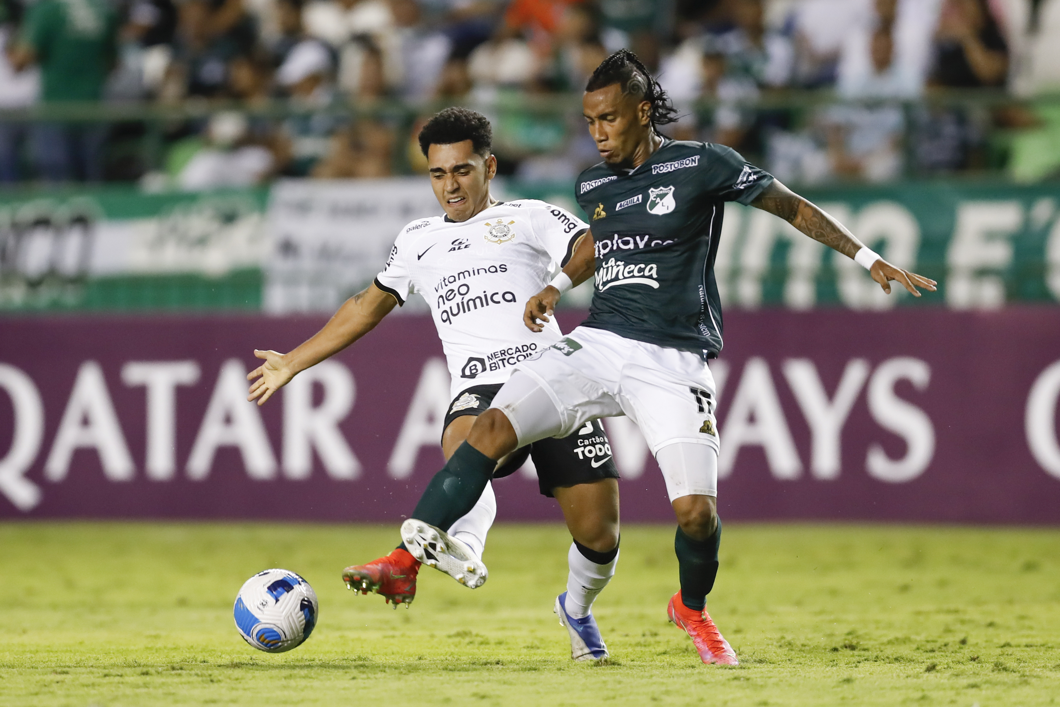 AME6795. CALI (COLOMBIA), 04/05/2022.- Aldair Gutiérrez (d) del Deportivo Cali disputa el balón con Du Queiroz de Corinthians, durante un partido del Grupo E de la Copa Libertadores, disputado en el Estadio Deportivo Cali, en Cali (Colombia). EFE/ Ernesto Guzman Jr