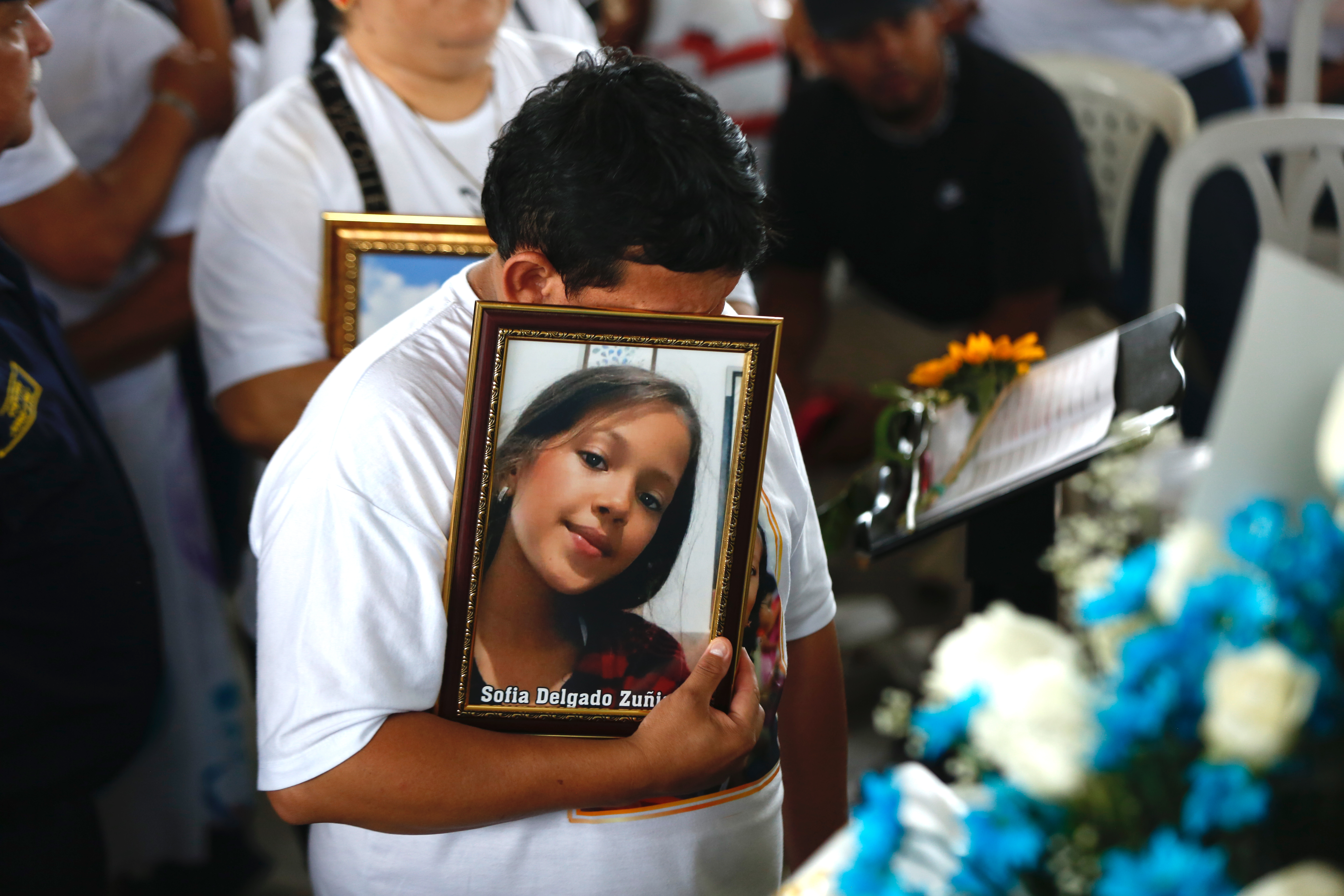 AME9026. CANDELARIA (COLOMBIA), 19/10/2024.- Un hombre sostiene una fotografía de Sofía Delgado, durante su funeral este sábado, en Candelaria (Colombia). Un juez colombiano dictó prisión preventiva para el hombre que confesó asesinar el pasado 29 de septiembre a Sofía Delgado Zúñiga, una niña de 12 años cuyo cuerpo fue hallado por las autoridades en un cañaduzal de la Candelaria, en el suroeste de Colombia, en el que la enterró el mismo día que la mató, informó la Fiscalía. EFE/ Ernesto Guzmán