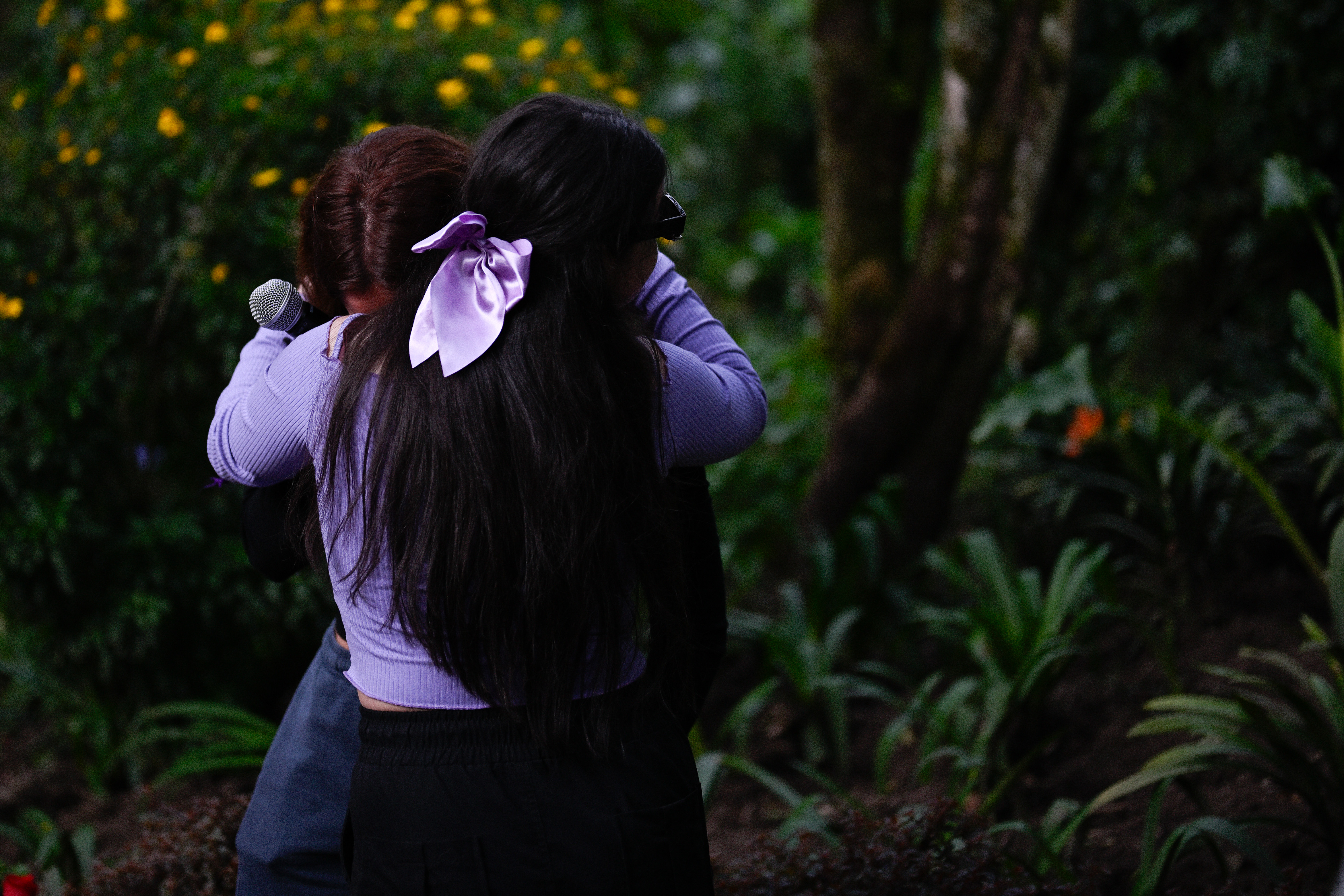 Este fue el primer año en el que Juliana Cely, hija de Rosa Elvira Cely, organizó el homenaje en nombre de su mamá. Al final de la jornada, se abrazó con una de sus amigas.