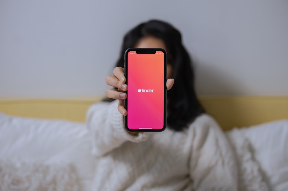 ¿Cómo usar Tinder en la oficina sin que tu jefe se dé cuenta?