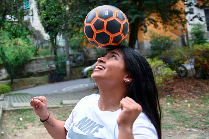El fútbol femenino: la pelota a medio inflar