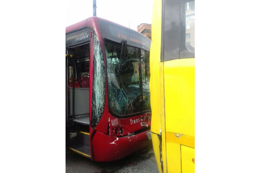 Cinco heridos deja choque de dos buses de Transmilenio en la Calle 26 con 30