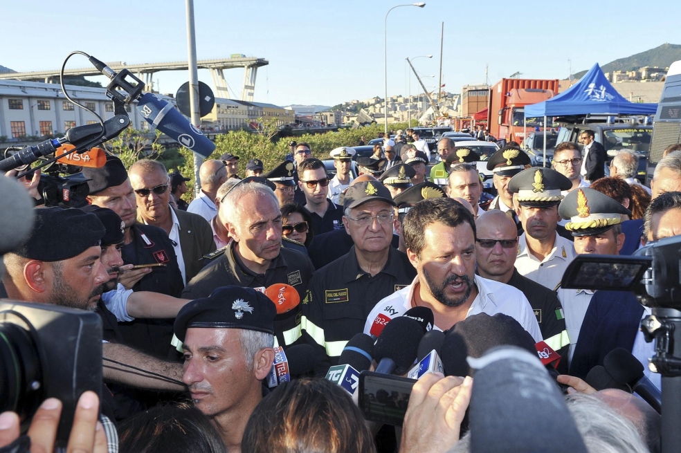 Ministro del interior, Matteo Salvini, declarando a la prensa local sobre el colapso del puente. / EFE