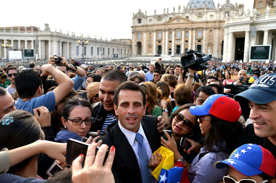 Simpatizantes del excandidato presidencial Henrique Capriles acudieron a la Plaza de San Pedro, en Roma, para saludarlo antes de su audiencia con el papa Francisco.