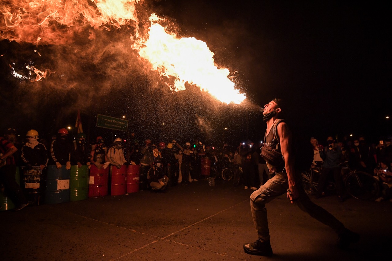 Un hombre lanzando fuego de su boca