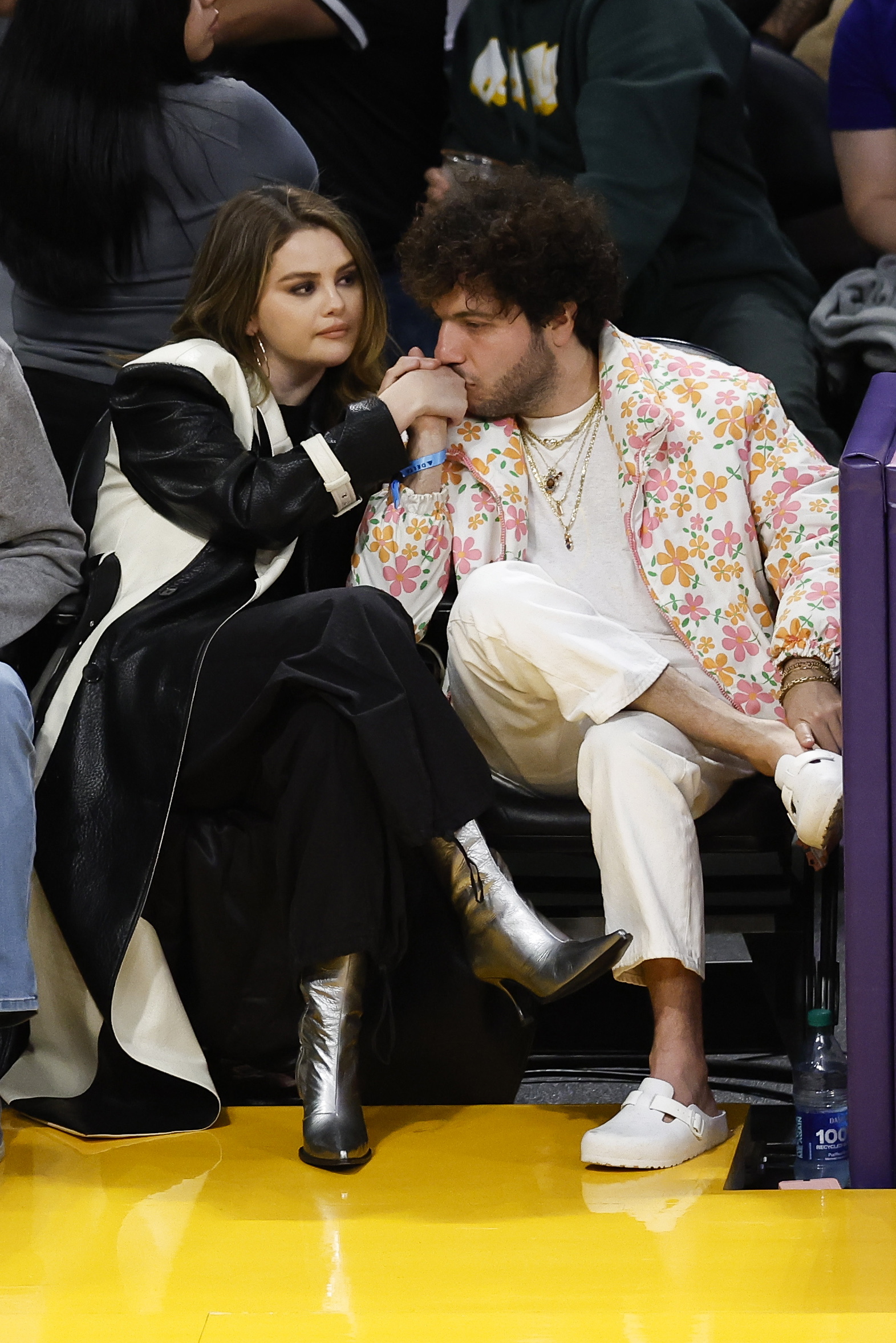 Los Angeles (United States), 04/01/2024.- US singer and actor Selena Gomez and US record producer Benny Blanco attend an NBA basketball game between the Los Angeles Lakers and Miami Heat in Los Angeles, California, USA, 03 January 2024. (Baloncesto) EFE/EPA/CAROLINE BREHMAN SHUTTERSTOCK OUT