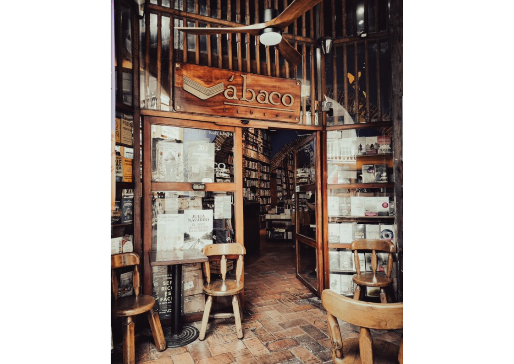Ábaco: libros y café es producto del sueño de su fundadora, María Elisa Gutiérrez, quien quería tener un lugar cultural cercano al mar, en el centro histórico de Cartagena.