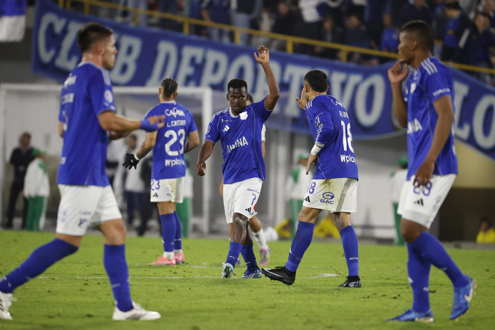 AMDEP3667. BOGOTÁ (COLOMBIA), 15/04/2026.- Carlos Darwin Quintero de Millonarios celebra un gol este miércoles, en un partido de la fase de grupos de Copa Sudamericana entre Millonarios y Boston River en el estadio Nemesio Camacho "El Campín" en Bogotá (Colombia). EFE/ Mauricio Dueñas Castañeda
