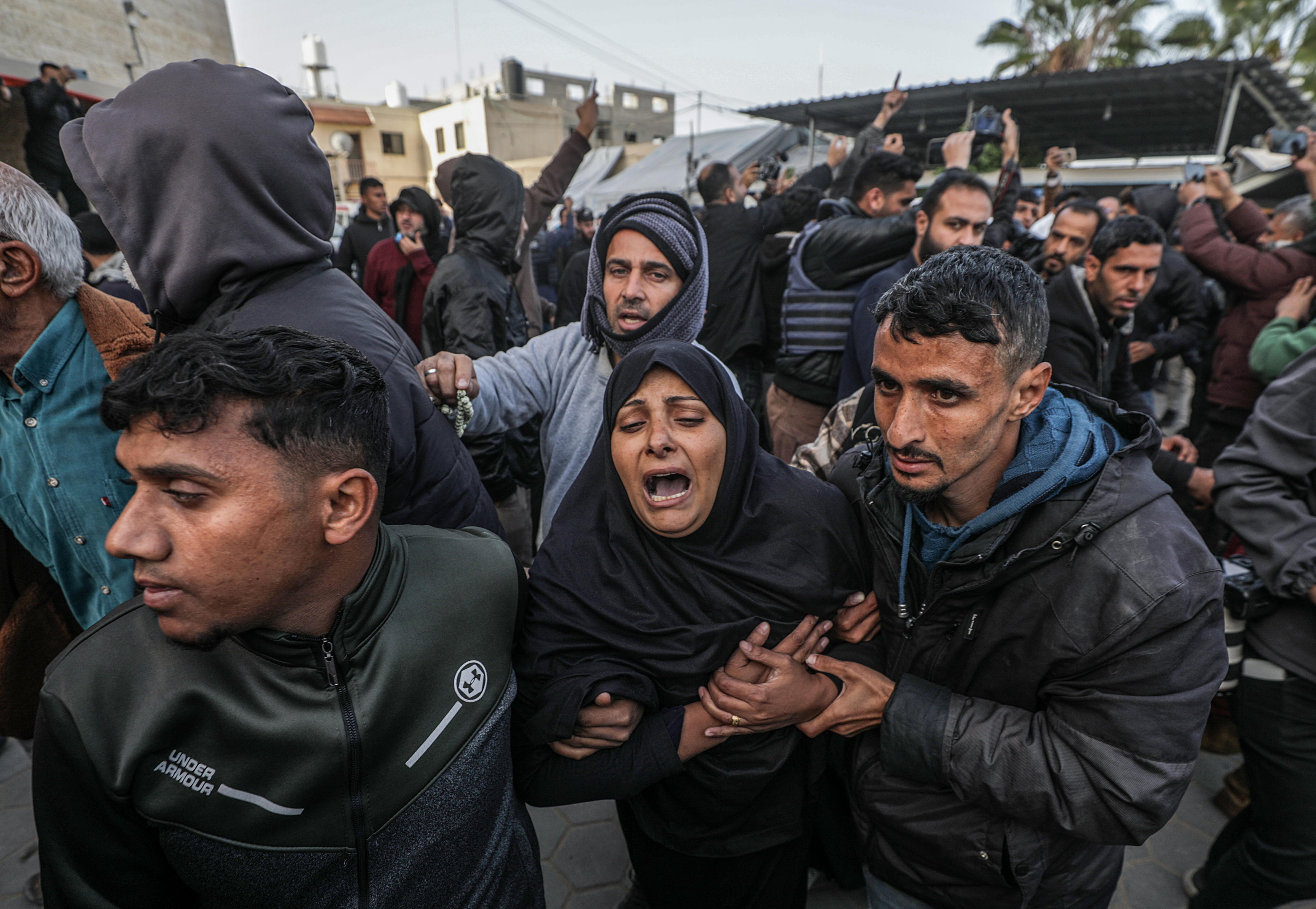 Deir Al Balah (-), 26/12/2024.- Mourners react during the funeral of Palestinian journalists killed in an overnight Israeli airstrike in Al Nuseirat refugee camp, at Al Aqsa Martyrs Hospital in Deir Al Balah, central Gaza Strip, 26 December 2024. According to the Government Media Office (GMO) in Gaza, five journalists from the 'Al-Quds Today' TV satellite channel were killed after an overnight Israeli airstrike hit their vehicle in Al Nuseirat camp, central Gaza. More than 45,000 Palestinians and over 1,400 Israelis have been killed, according to the Palestinian Health Ministry and the Israeli Army, since Hamas militants launched an attack against Israel from the Gaza Strip on 07 October 2023, and the Israeli operations in Gaza and the West Bank which followed it. EFE/EPA/MOHAMMED SABER
