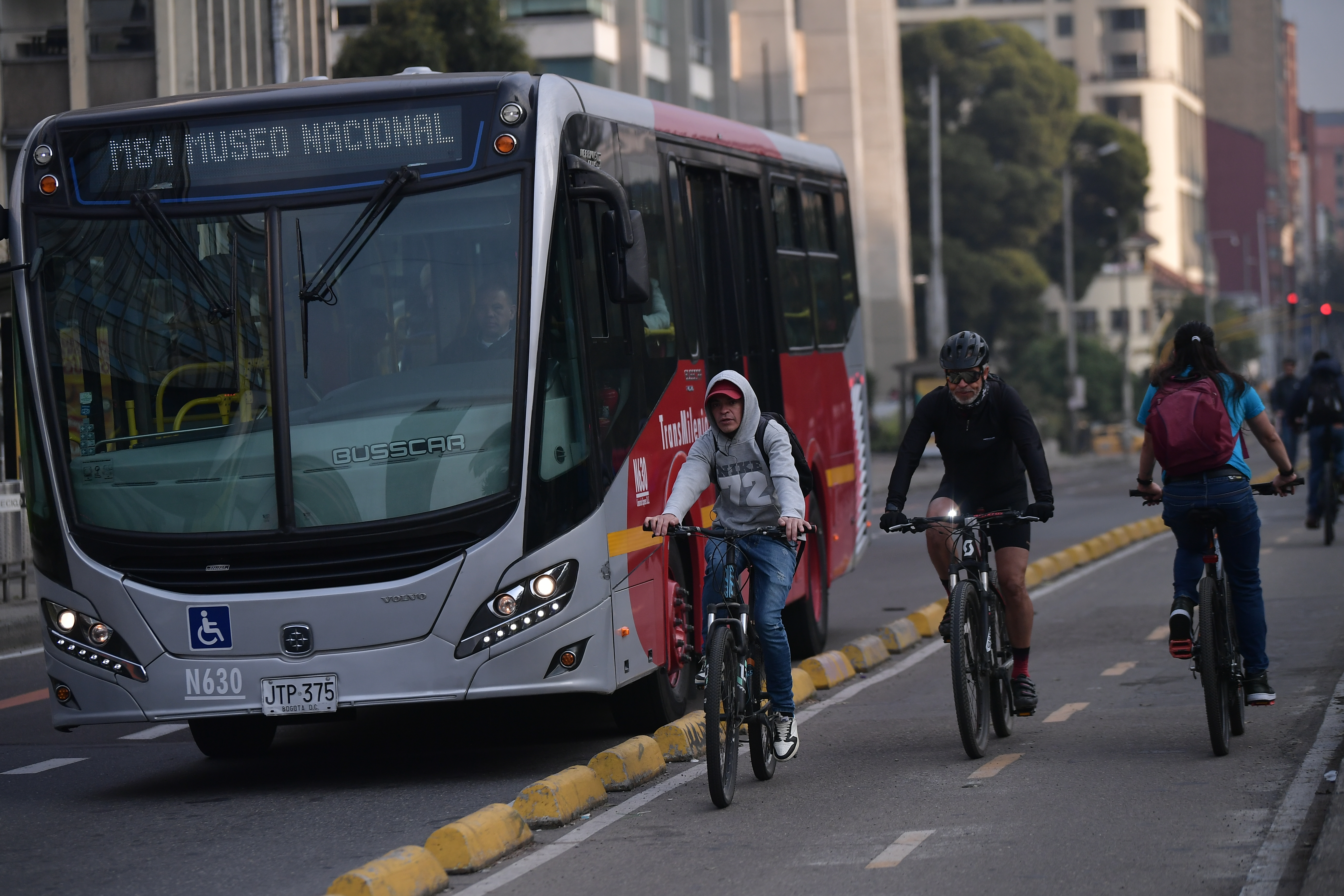 Ciclistas denuncian robos por ladrones que se esconden entre buses de Transmilenio