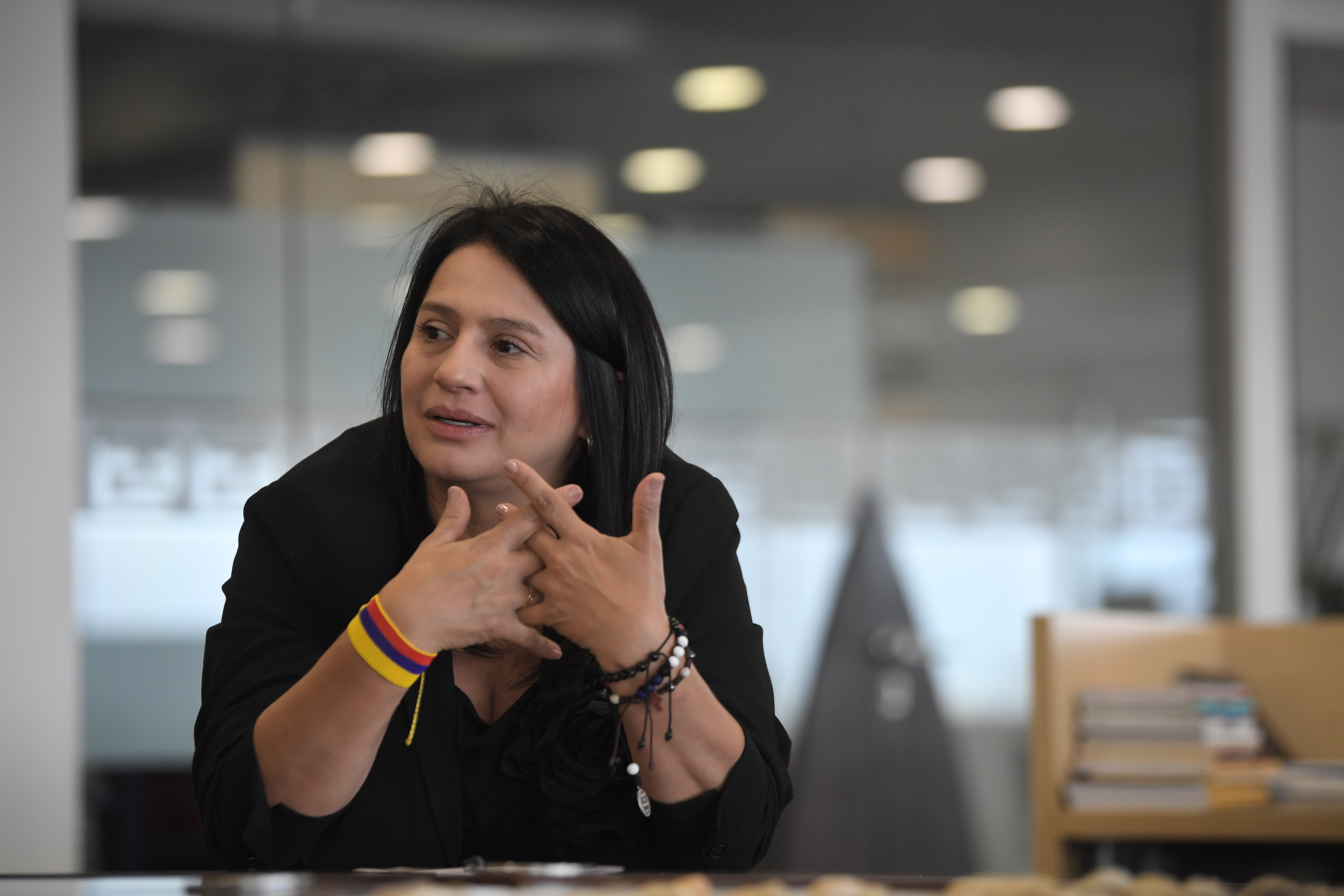 Paola Holguín, la imagen de la Biblia y la “batalla cultural”