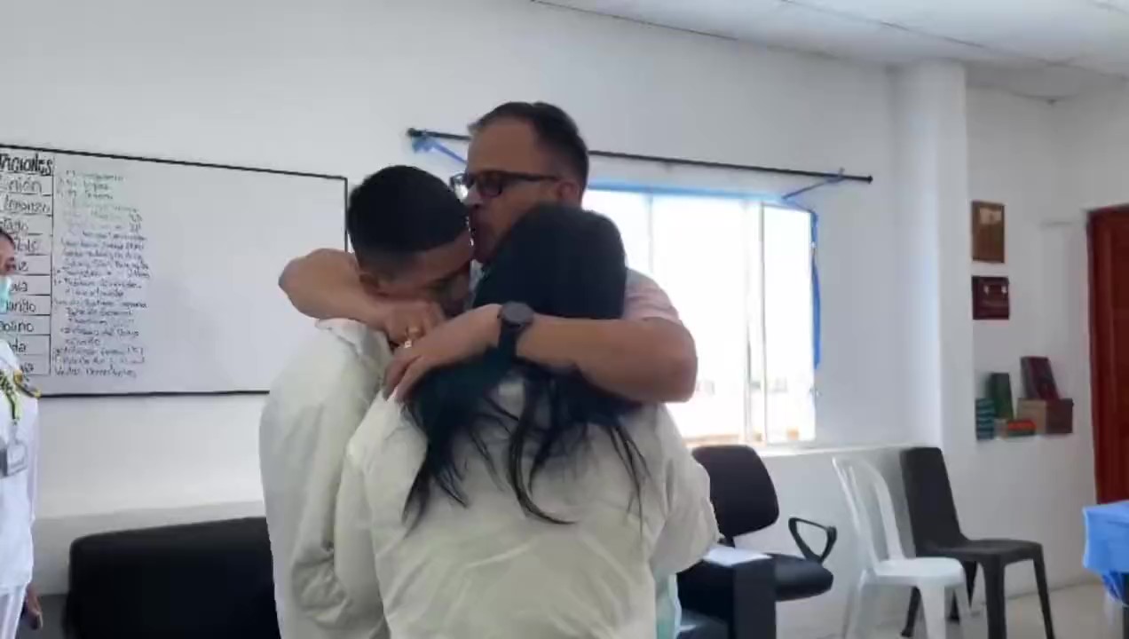 El abrazo del intendente Gómez Olivar con su familia tras cinco días de secuestro
