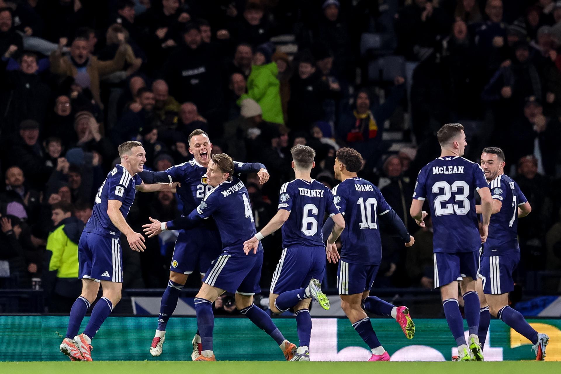Glasgow (United Kingdom), 18/11/2025.- Players of Scotland celebrate scoring 3-2 goal during the FIFA World Cup 26 UEFA qualifier between Scotland and Denmark in Glasgow, Scotland, Britain, 18 November 2025. (Mundial de Fútbol, Dinamarca, Reino Unido) EFE/EPA/ROBERT PERRY
