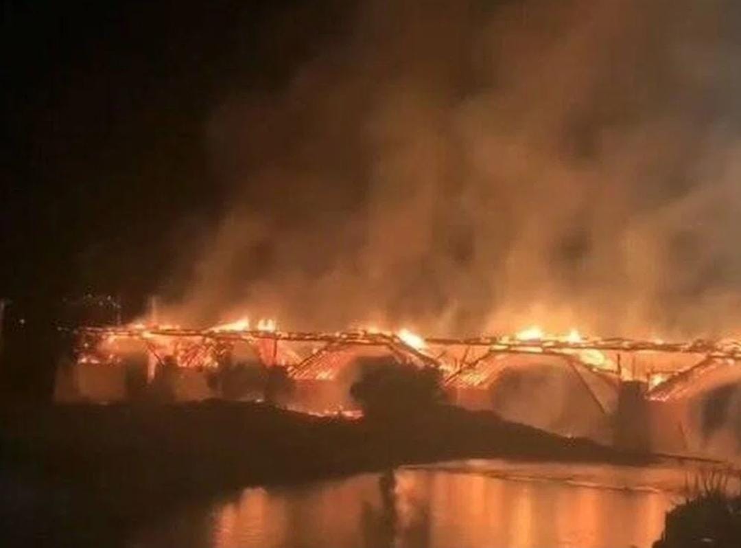 Un incendio destruye el puente de madera más largo de China, de 900 años