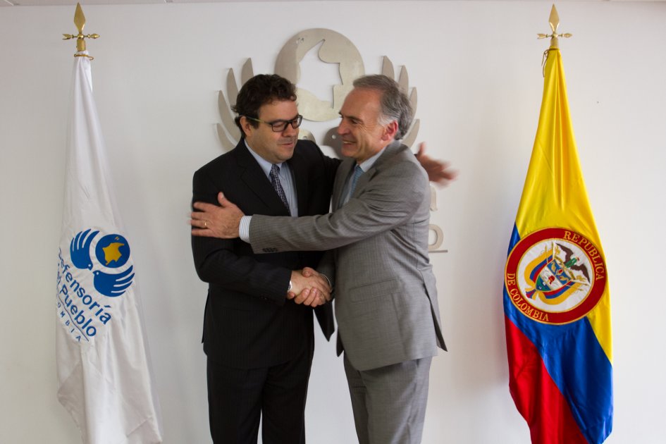 El defensor del Pueblo, Carlos Negret Mosquera, y Jean Arnault, representante especial y jefe de la misión de las Naciones Unidas en Colombia. / Defensoría del Pueblo