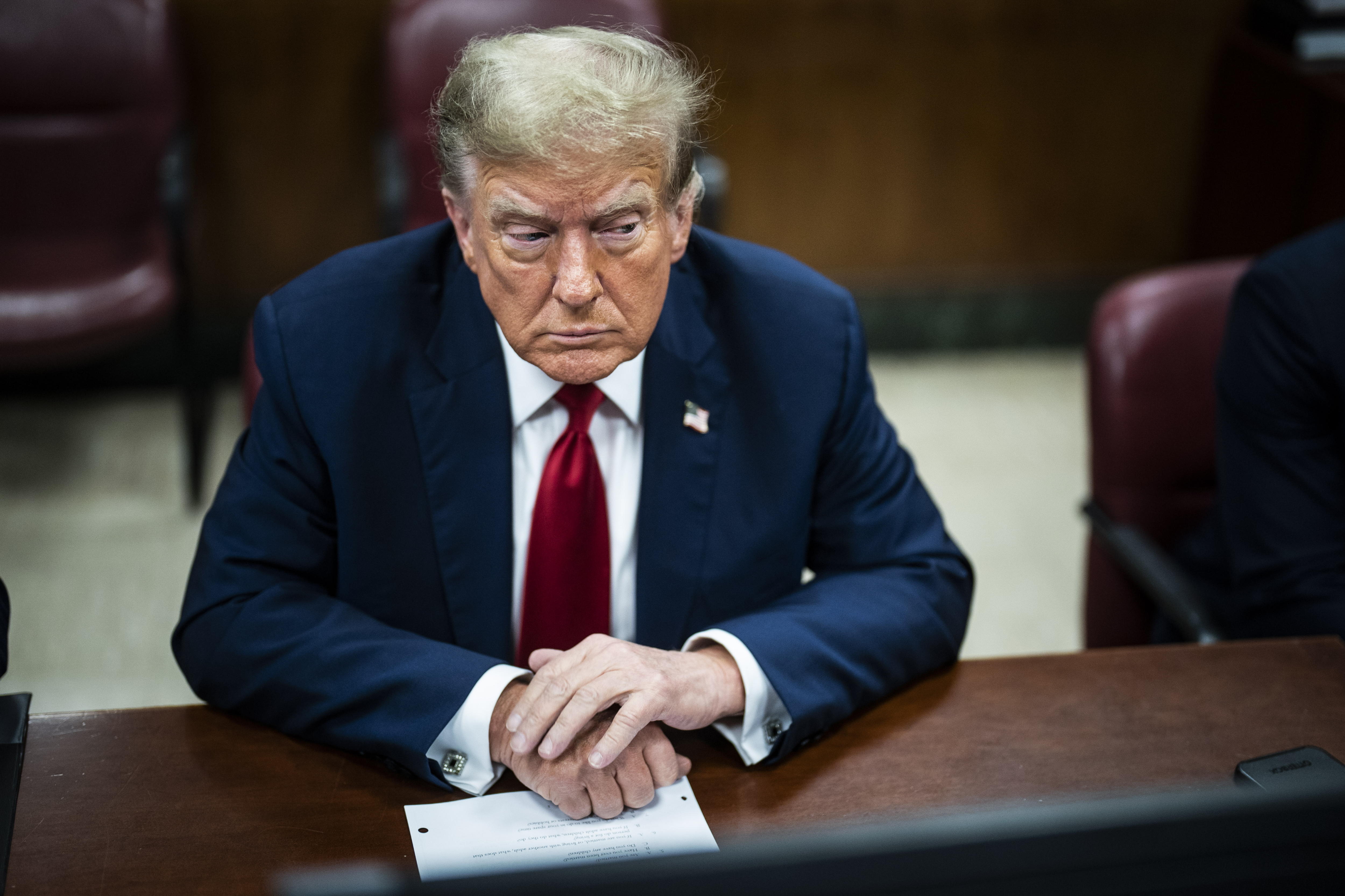 New York (United States), 15/04/2024.- Former US President Donald Trump arrives at Manhattan criminal court with his legal team ahead of the start of jury selection on the first day of his hush money trial in New York, New York, USA, 15 April 2024. Trump faces 34 felony counts of falsifying business records as part of an alleged scheme to silence claims of extramarital sexual encounters during his 2016 presidential campaign. (Nueva York) EFE/EPA/Jabin Botsford / POOL