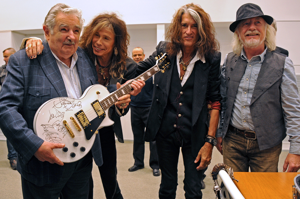 Aerosmith regala guitarra eléctrica firmada a José Mujica