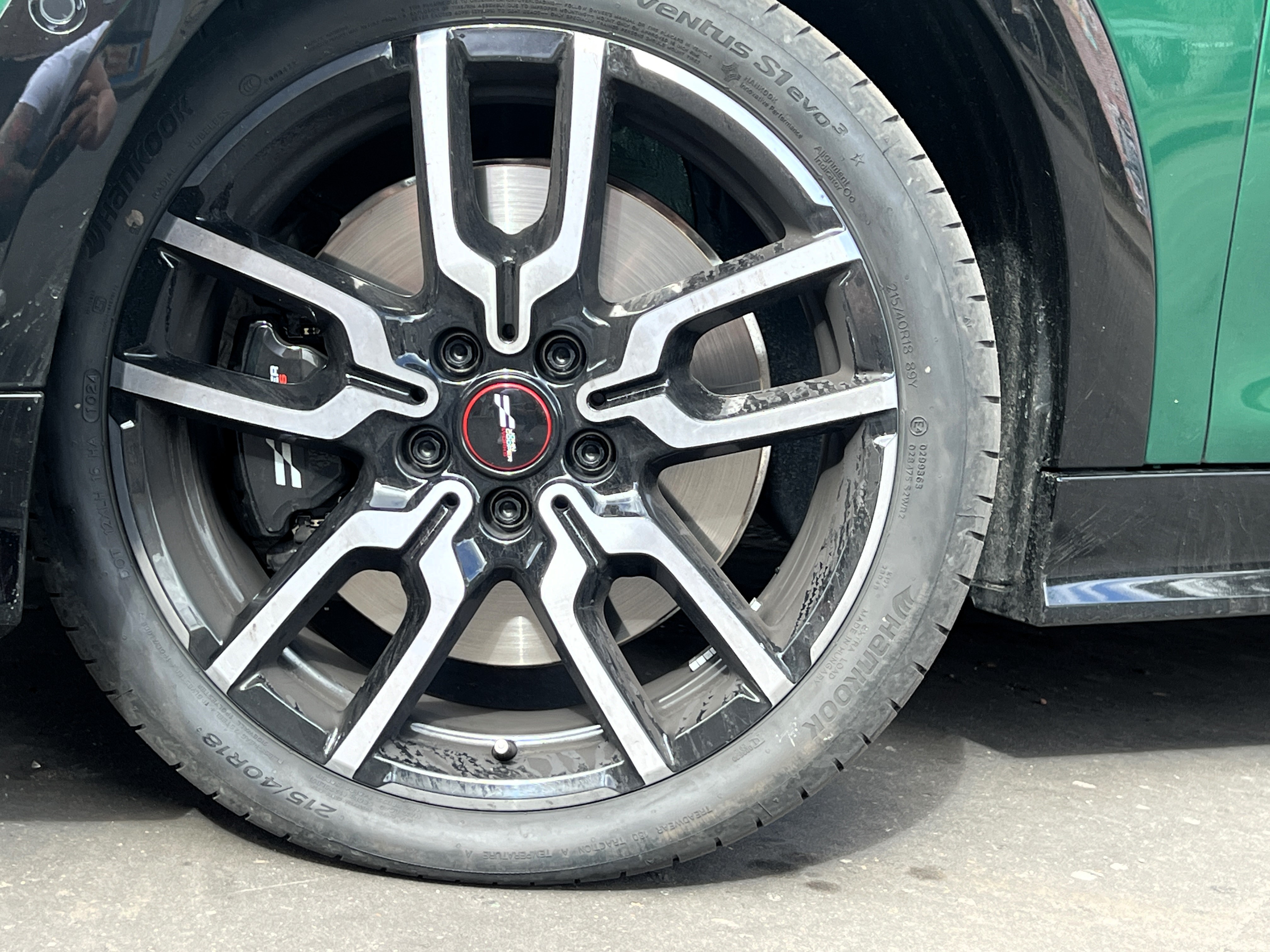 El Mini Cooper S JCW Sportpack 2025 que llegó a Colombia usa rines bitono de 18”.
