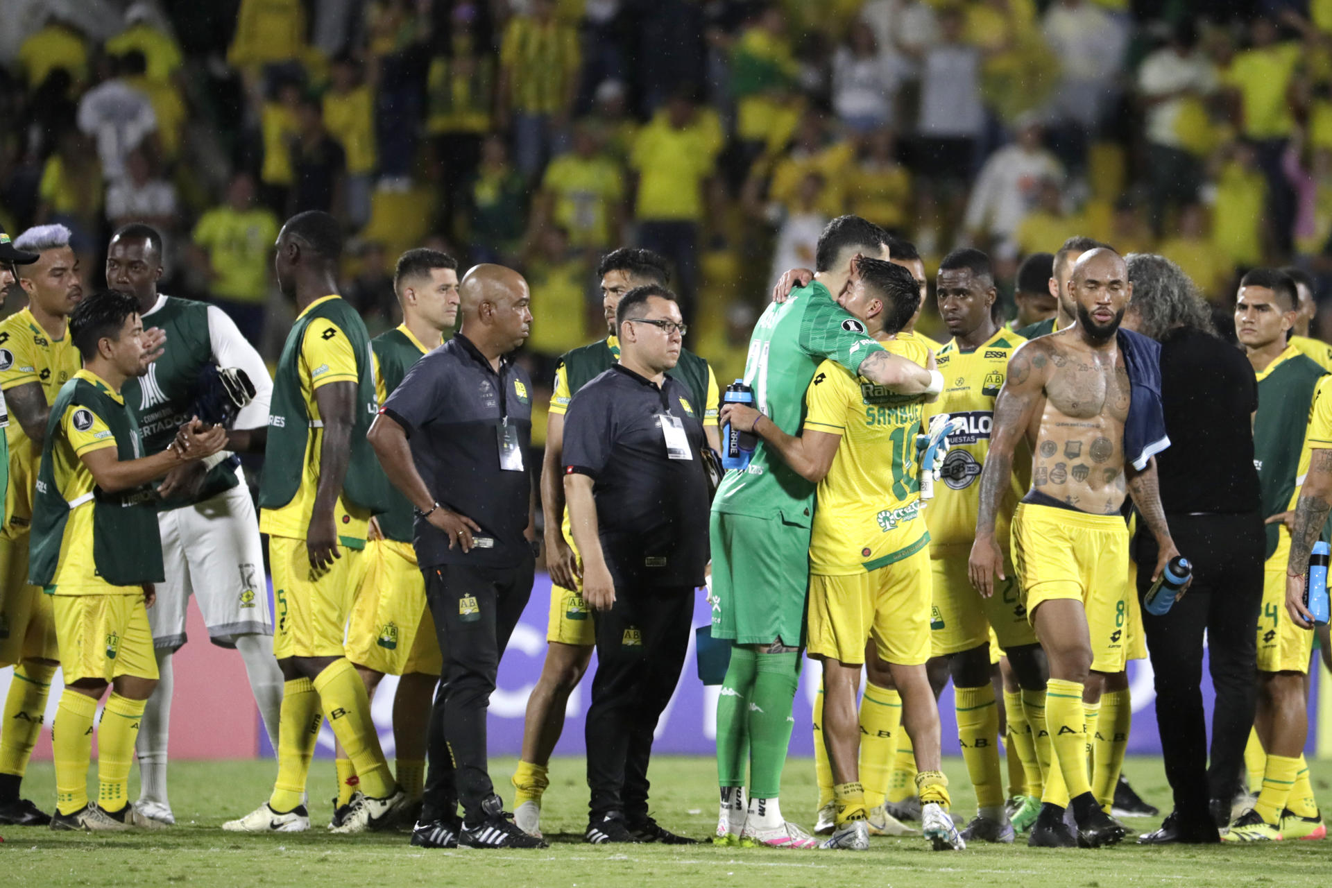 AMDEP5914. BUCARAMANGA (COLOMBIA), 06/05/2025.- Jugadores de Bucaramanga reaccionan este martes, en un partido de la fase de grupos de la Copa Libertadores entre Atlético Bucaramanga y Racing, en el estadio Américo Montanini en Bucaramanga (Colombia). EFE/ Carlos Ortega