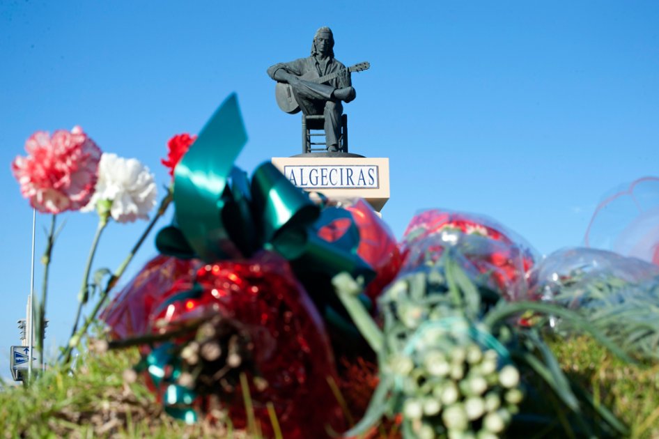 Ramos de flores a los pies de la estatua de Paco de Lucía que preside la rotonda situada a la entrada de Algeciras ciudad natal del músico.