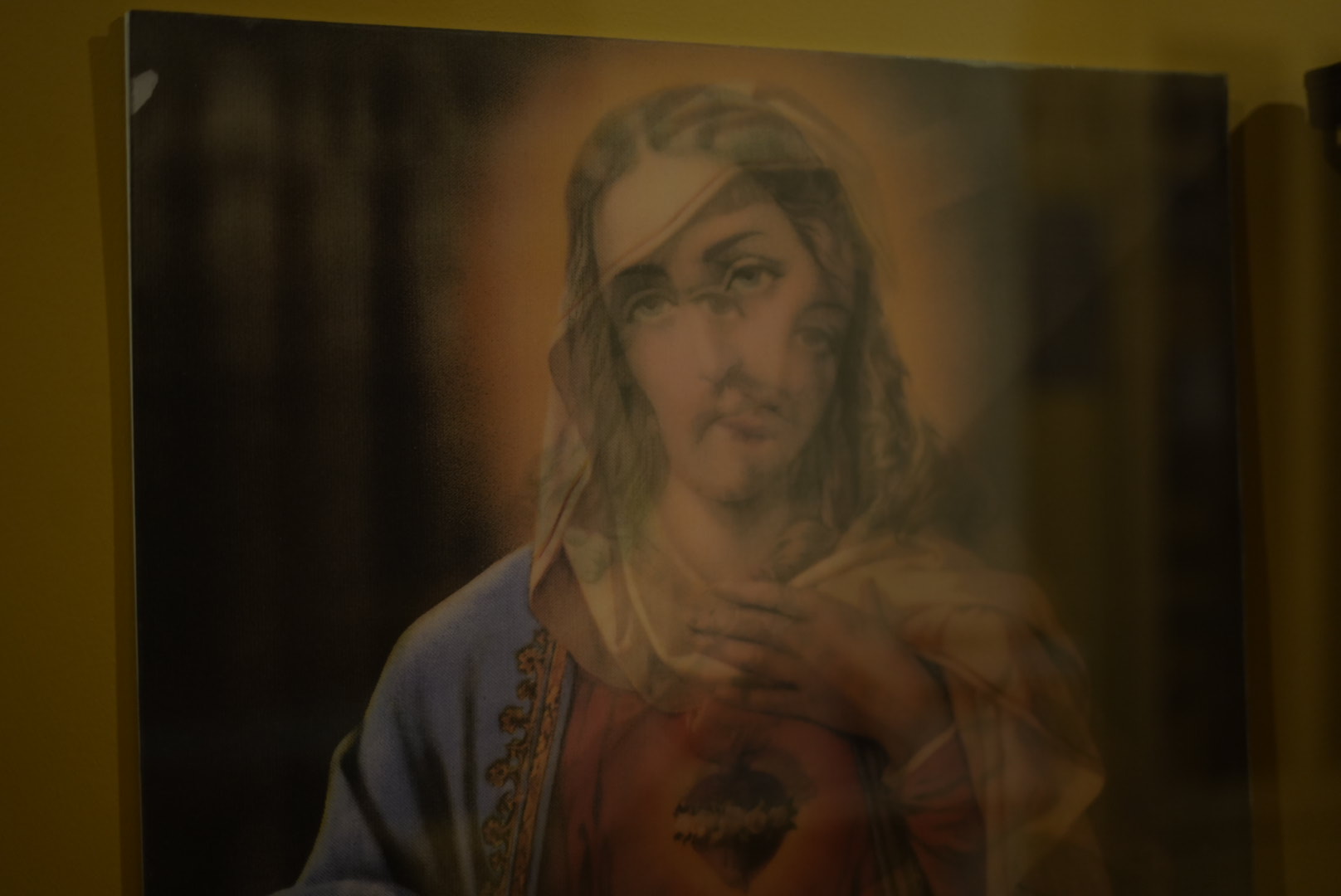 El Sagrado Corazón de Jesús y la Virgen María, figuras de devoción popular.