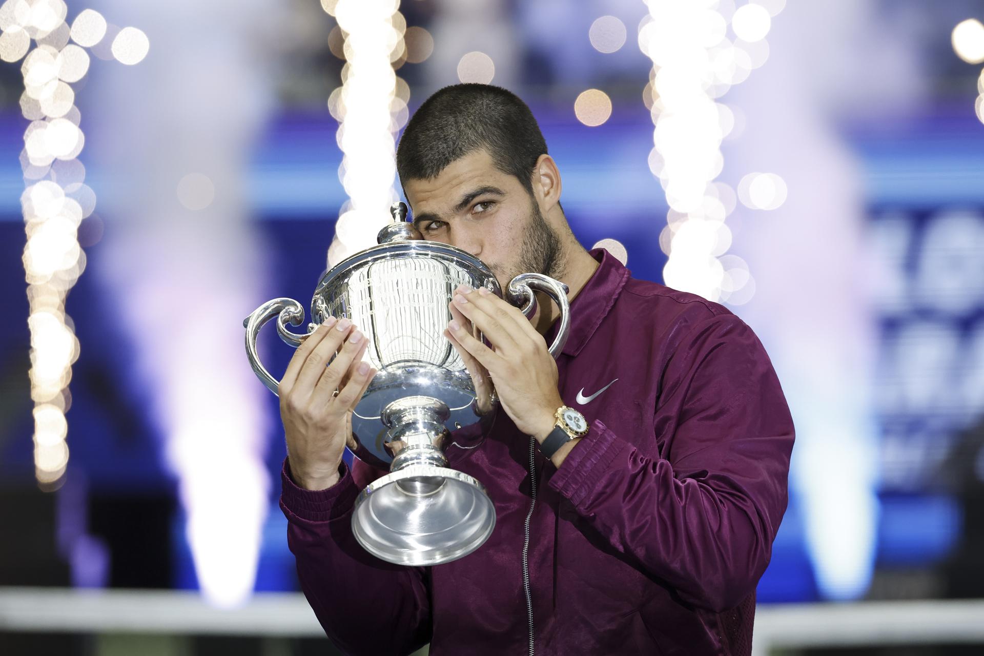 FOTODELDÍA EPA3427. NUEVA YORK (ESTADOS UNIDOS), 07/09/2025.- El español Carlos Alcaraz besa el trofeo de campeón tras ganar la final individual masculina del Abierto de Estados Unidos de Tenis este domingo, en el Centro Nacional de Tenis Billie Jean King de la USTA en Flushing Meadows, en Nueva York (Estados Unidos).EFE/ John G. Mabanglo
