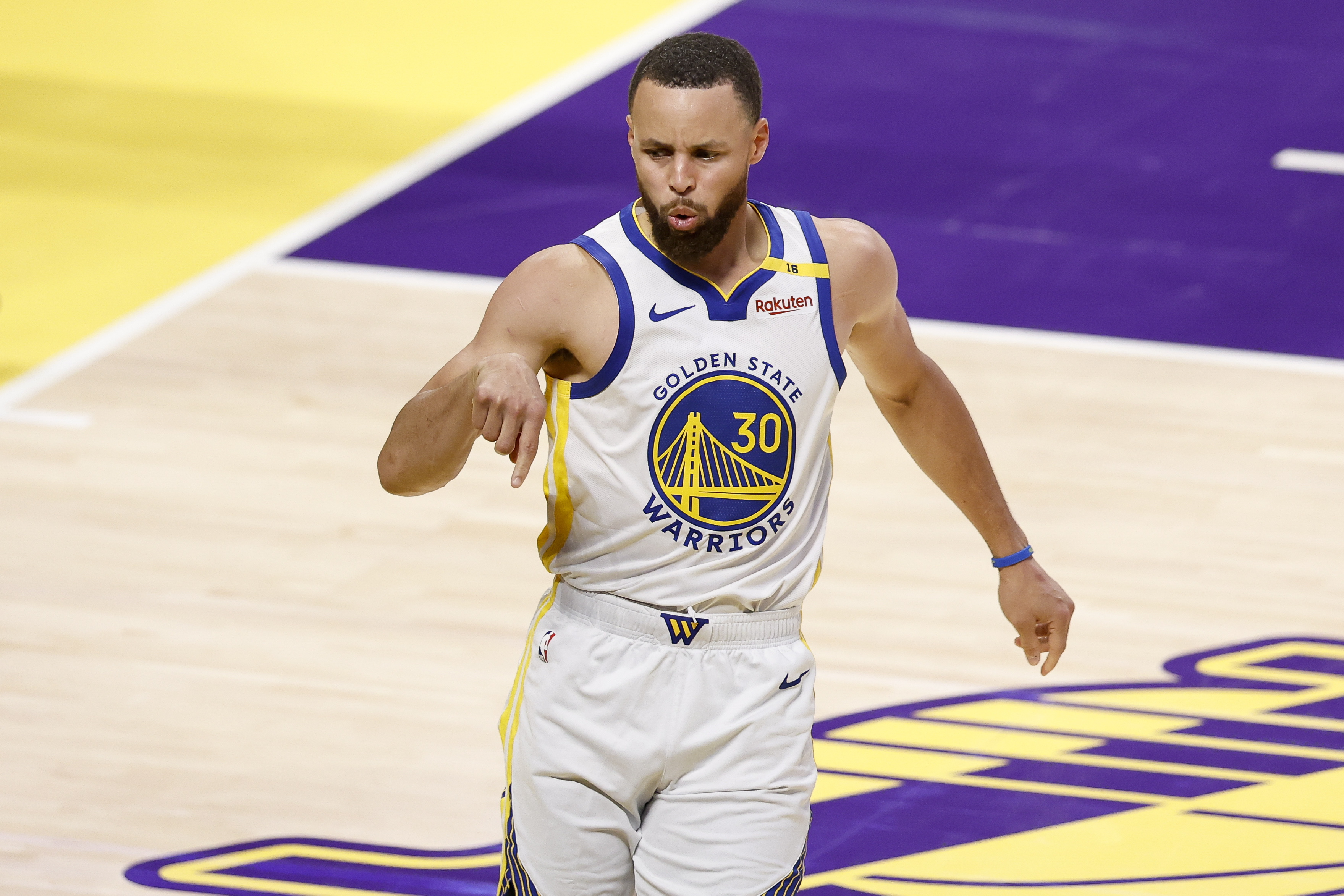 Stephen Curry volvió a brillar:  Warriors derrotaron a Lakers de LeBron James