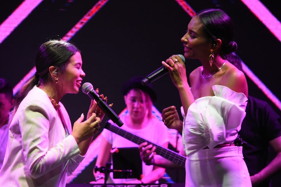 Jorge Celedón cantó junto a Sugey Torres y Gianny Pérez, mujeres de su agrupación