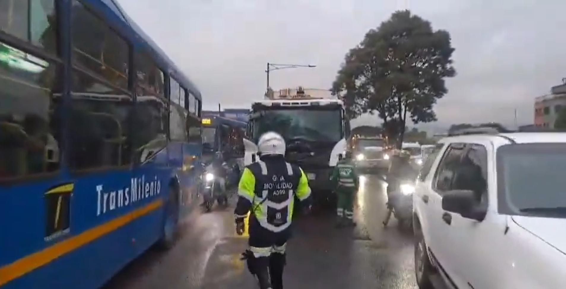 Movilidad hoy: tránsito lento en Av. Boyacá tras choque de vehículos de carga