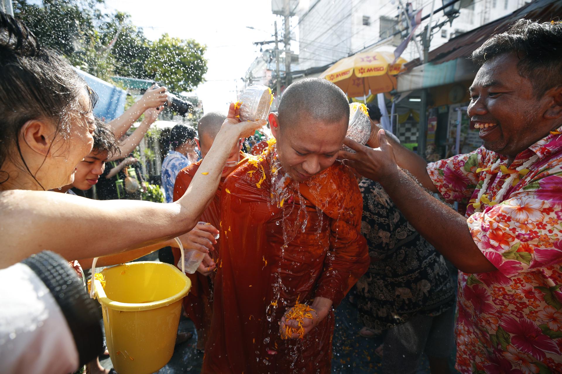 Bangkok (Thailand), 13/04/2025.- Thai people splash water to Buddhist monks during a rite to mark the annual Songkran festival, the Thai traditional New Year celebrations also known as the water festival in Bangkok, Thailand, 13 April 2025. Thailand celebrates the Songkran festival by splashing water as a symbolic sign of cleansing and washing away the sins and bad luck from the old year. The United Nations Educational, Scientific, and Cultural Organization (UNESCO) inscribed Thailand's Songkran Festival in the list of the Intangible Cultural Heritage of Humanity. (Tailandia) EFE/EPA/RUNGROJ YONGRIT