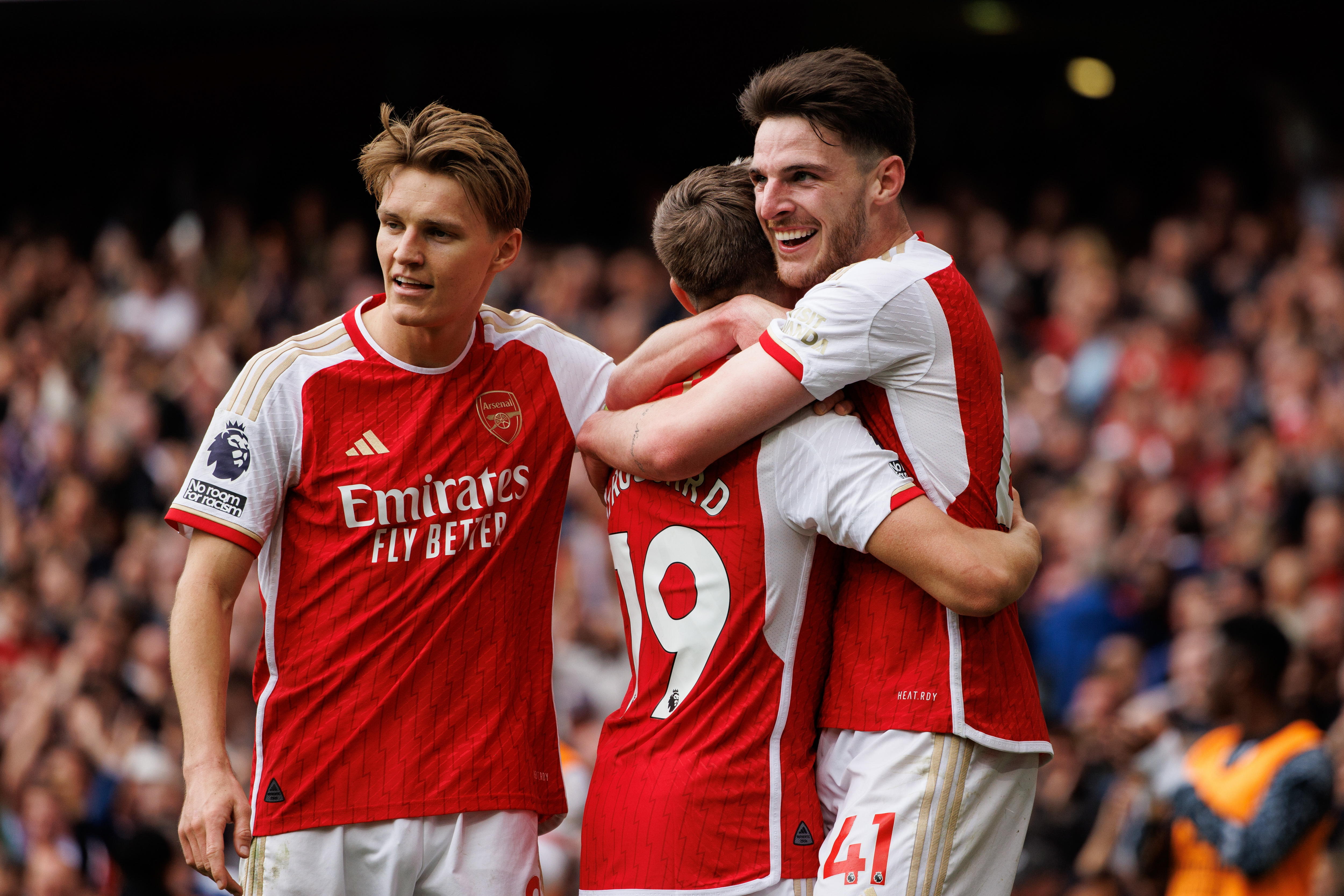 London (United Kingdom), 04/05/2024.- Leandro Trossard of Arsenal (C) celebrates after scoring 2-0 goal with Martin Odegaard (L) and Declan Rice (R) during the English Premier League soccer match of Arsenal FC against AFC Bournemouth, in London, Britain, 04 May 2024. (Reino Unido, Londres) EFE/EPA/TOLGA AKMEN EDITORIAL USE ONLY. No use with unauthorized audio, video, data, fixture lists, club/league logos, 'live' services or NFTs. Online in-match use limited to 120 images, no video emulation. No use in betting, games or single club/league/player publications.